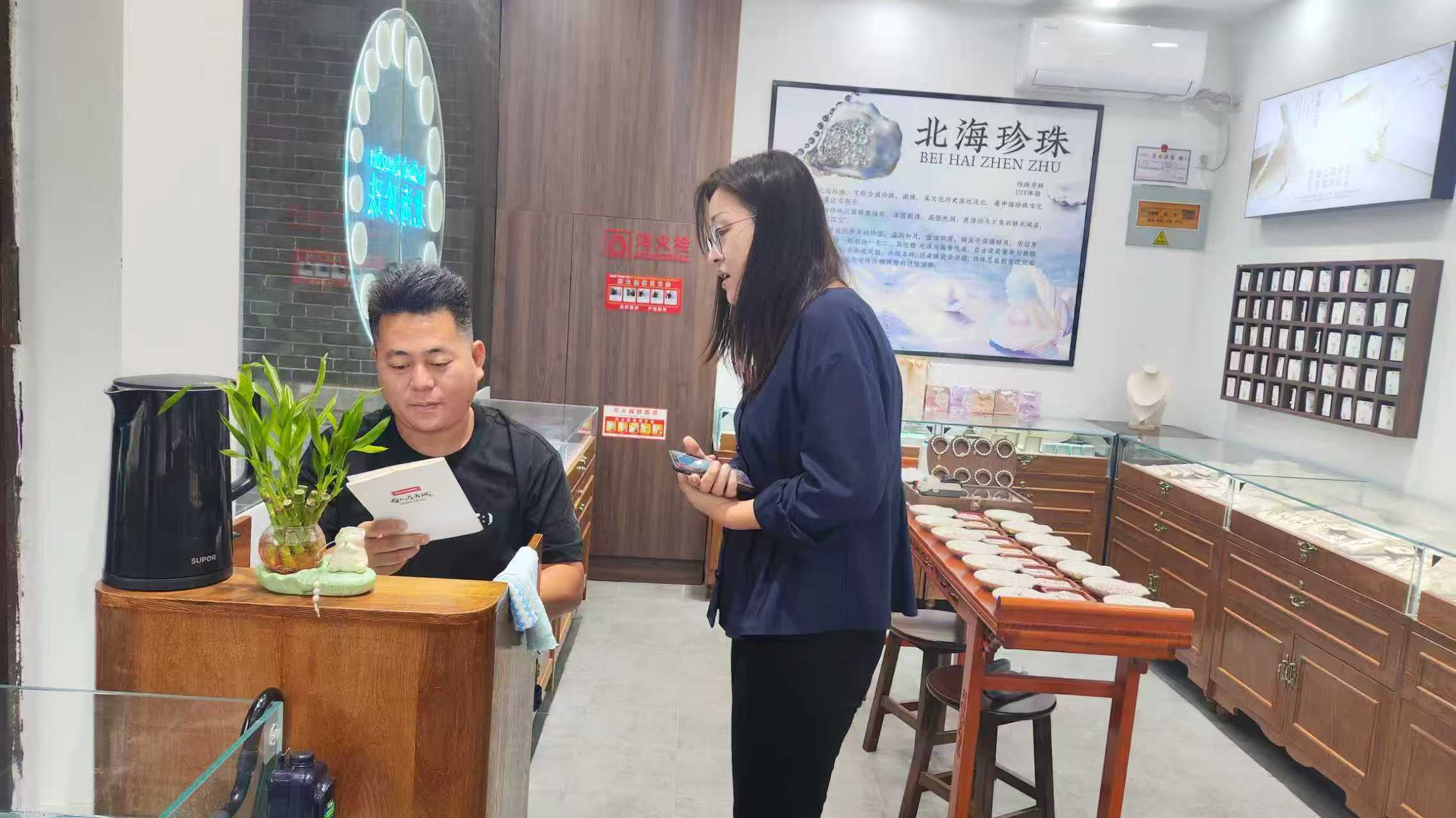 向景区商户发放古城法律法规汇编.jpg